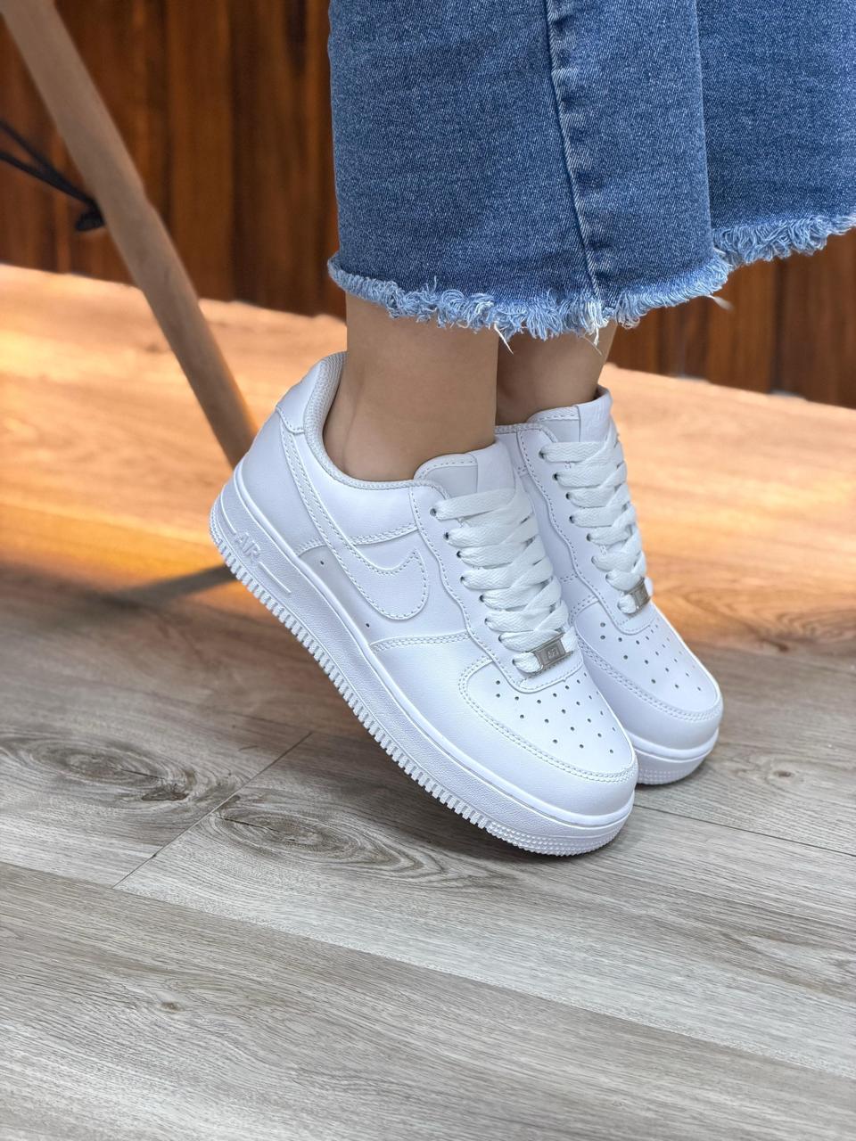 NIKE AIR FORCE 1