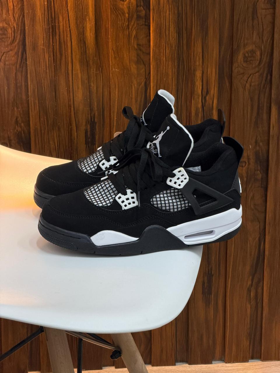 AIR JORDAN 4 RETRO "WHITE THUNDER"
