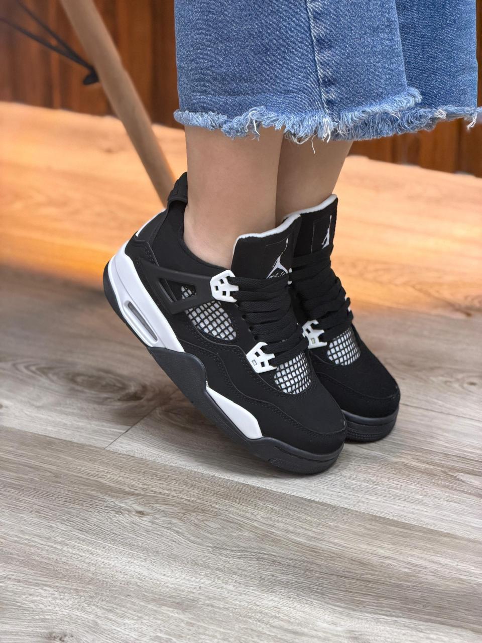 AIR JORDAN 4 RETRO "WHITE THUNDER"