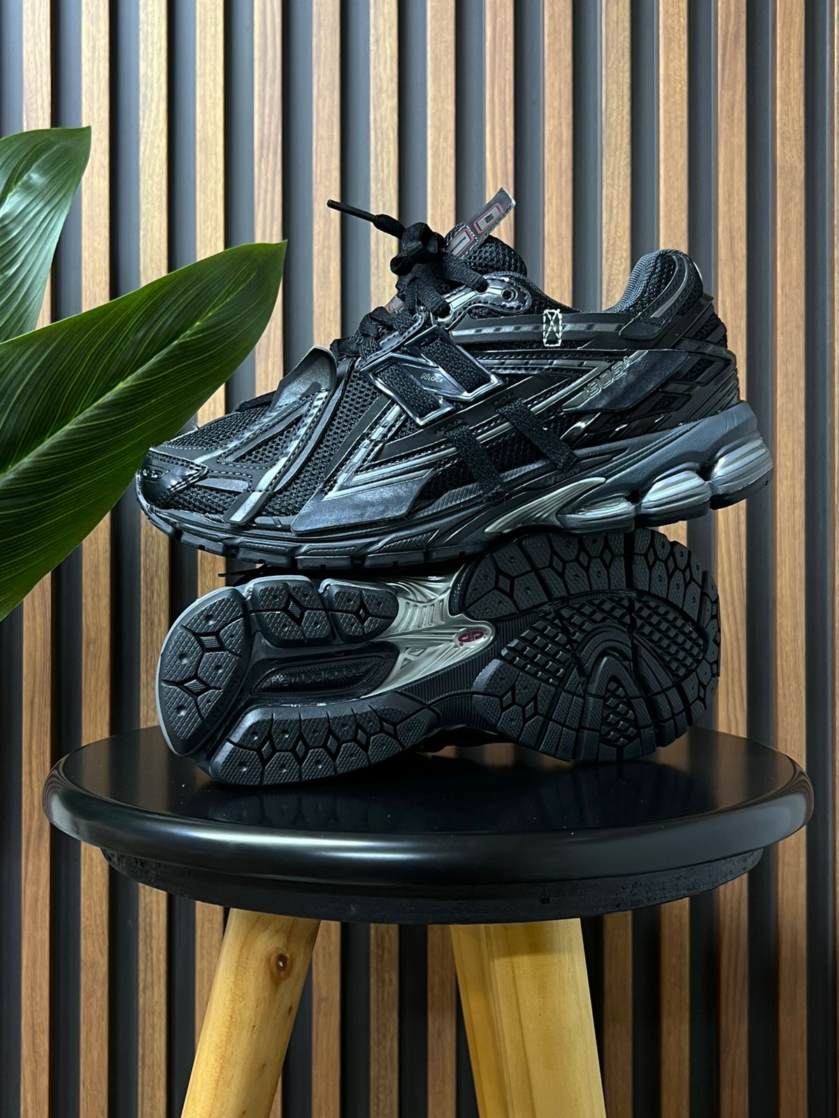 NEW BALANCE BLACK EXPLOSION