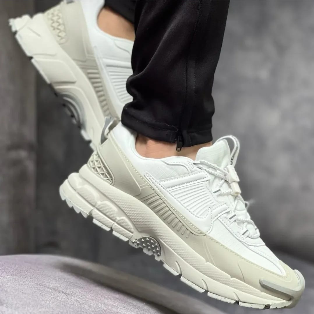 NIKE ZOOM VOMERO ROAM