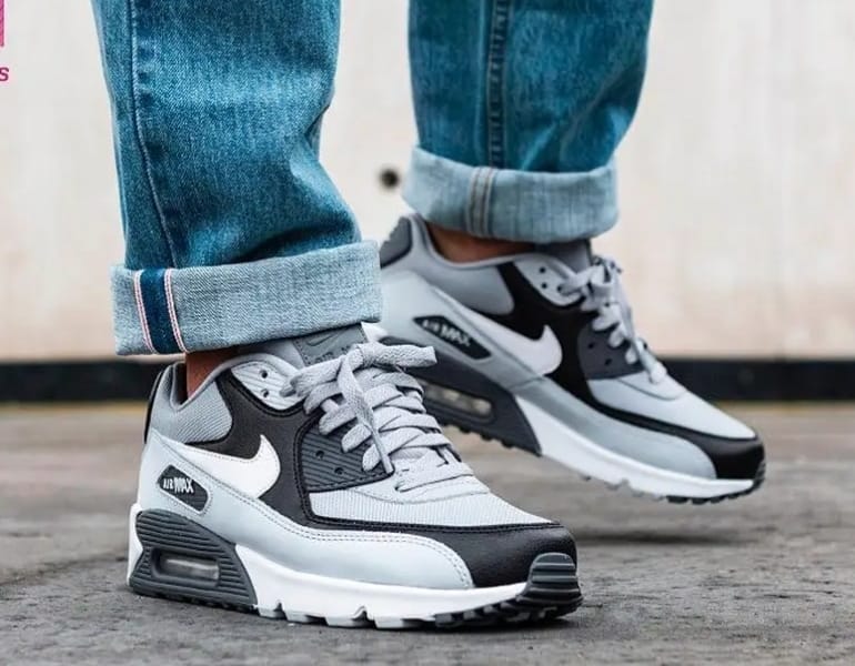 NIKE AIR MAX 90 ESSENTIAL